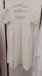 Sukienka dziewczęca z plumetti złamana biel, rozmiar 122/128